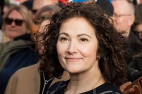 Η Ελληνίδα Αγγελική Στόγια από την Άρτα διεκδικεί έδρα στο Βρετανικό Κοινοβούλιο, σε μια κρίσιμη και αμφίρροπη εκλογική μάχη στο Μάντσεστερ.