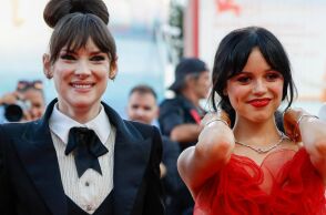 Η Γουινόνα Ράιντερ στην 3η σεζόν του Wednesday - Ενώνει ξανά δυνάμεις με τον Τιμ Μπάρτον και ενισχύει το καστ της πιο επιτυχημένης σειράς του Netflix