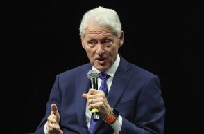 Μπιλ Κλίντον για Επστάιν: «Δεν είδα τίποτα» - Οι αιχμές για τη Χίλαρι