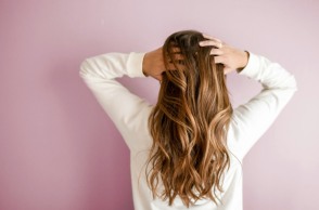 Μάσκες μαλλιών για ξηρότητα και φριζάρισμα: τα προϊόντα που ξεχωρίσαμε στην αγορά