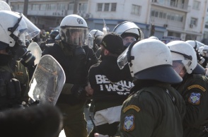 Επεισόδια στο Σύνταγμα μετά το συλλαλητήριο για τα Τέμπη