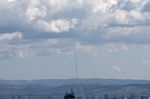 Ίχνος αναχαίτισης πυραύλου από το Iron Dome στον ουρανό πάνω από την πόλη Χάιφα, στο Ισραήλ
