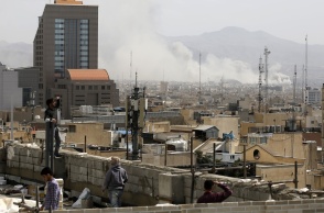 Πολίτες στις ταράτσες σπιτιών στην Τεχεράνη παρακολουθούν τους καπνούς από τα πλήγματα των ΗΠΑ και του Ισραήλ