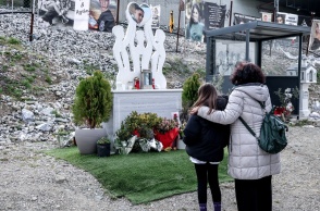 Πολίτες στο σημείο του πολύνεκρου σιδηροδρομικού δυστυχήματος στα Τέμπη