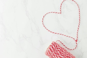 Κόκκινη και άσπρη κλωστή όπως αυτή που φτιάχνουμε τον Μάρτη ή το μαρτάκι