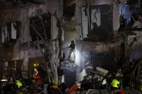 Διασώστες σε κατεστραμμένο κτίριο στην Τεχεράνη μετά τα χτυπήματα ΗΠΑ και Ισραήλ