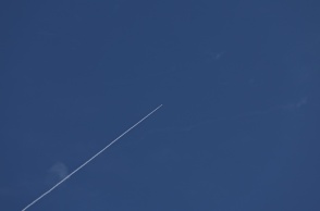 Ίχνος αναχαίτισης πυραύλου από το Iron Dome στον ουρανό πάνω από τη μεσογειακή πόλη Χάιφα, στο Ισραήλ