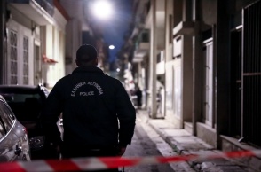 Αστυνομικές αρχές έξω από το σπίτι όπου εντοπίστηκε νεκρή η 31χρονη έγκυος