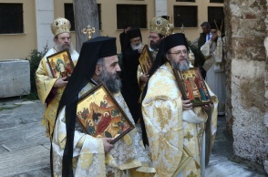 Ιερείς με εικόνες ανά χείρας στον περίβολο εκκλησίας