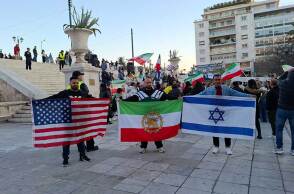 Ιρανοί συγκεντρώθηκαν στην πλατεία Συντάγματος πανηγυρίζονται για τον θάνατο του Αγιατολάχ Χαμενεΐ