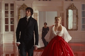 Μάργκο Ρόμπι και Τζέικομπ Ελόρντι σε σκηνή από τα Ανεμοδαρμένα Ύψη του 2026