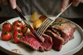 Πάνω από το 25% των υγιών ετών που χάνονται από καρκίνο μαστού συνδέεται με κάπνισμα, κόκκινο κρέας, παχυσαρκία και χαμηλή άσκηση, δείχνει νέα μελέτη.