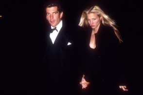 Οργή για τη σειρά που αναβιώνει την ερωτική σχέση του Κένεντι Τζούνιορ με την Καρολίν Μπεαέτ