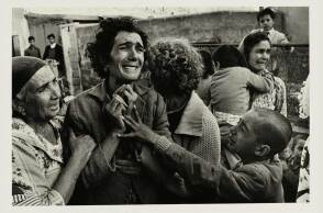 1964, Κύπρος. Γυναίκα από την Τουρκία μαθαίνει για τον θάνατο του συζύγου της © Σερ Ντον Μακάλιν