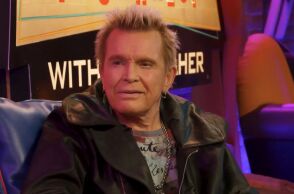 Ο Μπίλι Άιντολ παραδέχεται ότι κάπνιζε κρακ για να απεξαρτηθεί από την ηρωίνη - Ο θρυλικός ρόκερ περιγράφει τη δύσκολη πορεία του προς τη νηφαλιότητα.