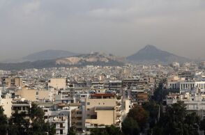 Ο καιρός σήμερα: Βροχές και καταιγίδες στα βόρεια, σκόνη και άνεμοι έως 5 μποφόρ - Έως 20°C η θερμοκρασία, τοπικά περιορισμένη ορατότητα.