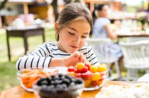 Γιατρός υποστηρίζει ότι ένα φρούτο είναι επικίνδυνο λόγω φυτοφαρμάκων και σακχάρων, προκαλώντας συζήτηση για την ασφάλεια των τροφίμων.