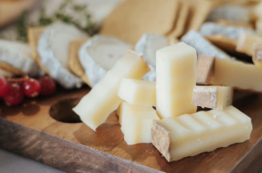 Ένα σεμινάριο γύρω από τα γαλλικά τυριά και το κρασί στο Nora's Deli στο Κολωνάκι