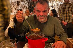 Για live jazz και καυτερά γκούλας στο απίθανο “For Sale Pub” της Βουδαπέστης