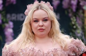 Η ηθοποιός της σειράς Bridgerton Νίκολα Κόχλαν δηλώνει ότι δεν θέλει να θεωρείται σύμβολο body positivity και ζητά να σταματήσουν τα σχόλια για το σώμα της.