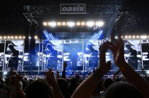 Οι Oasis κυκλοφορούν μια σπάνια live εκτέλεση του Acquiesce από το Γουέμπλεϊ, συμμετέχοντας στο άλμπουμ Help(2) για τα παιδιά θύματα πολέμου.