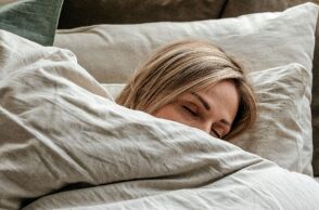 Κι όμως, οι γυναίκες ροχαλίζουν λιγότερο από τους άνδρες - εκτός από δύο συγκεκριμένες περιόδους 
