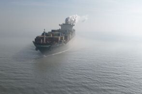 «Περιμένουμε τα πλοία των ΗΠΑ στα Στενά του Ορμούζ» απειλεί το Ιράν