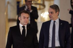 Έκτακτη συνάντηση Μητσοτάκη – Μακρόν αύριο στην Κύπρο