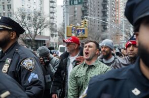 Αυτοσχέδιος εκρηκτικός μηχανισμός εκτοξεύτηκε έξω από την κατοικία του δημάρχου Νέας Υόρκης, Ζοχράν Μαμντάνι, κατά τη διάρκεια αντι-ισλαμικής διαδήλωσης.