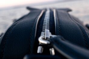 Δύο 16χρονοι συνελήφθησαν στη Νέα Ζηλανδία αφού άφησαν κατά λάθος σακίδιο με κάνναβη και 3.700 δολάρια έξω από φιλανθρωπικό κατάστημα.