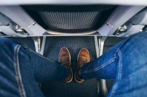 Πρώην αεροσυνοδός εξηγεί πώς οι μαύρες κάλτσες μπορεί να προκαλέσουν ατυχήματα σε νυχτερινές πτήσεις και τι πρέπει πραγματικά να φοράμε στο αεροπλάνο