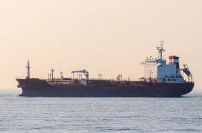 Δεξαμενόπλοιο στη θάλασσα μεταφέρει αργό πετρέλαιο