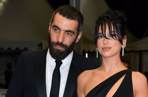 Ρομέν Γαβράς και Ντούα Λίπα στο Φεστιβάλ των Καννών το 2023 © Dominique Charriau/WireImage