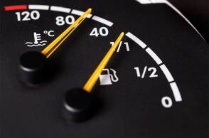 Δείκτης στο ταμπλό αυτοκινήτου που δείχνει πόση βενζίνη έχει το ντεπόζιτο