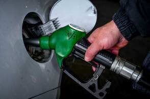 Οδηγός βάζει βενζίνη στο αυτοκίνητο