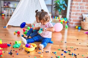 Παιδιά παίζουν με παιχνίδια