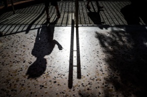 Σκιές μαθητών σε τάξη