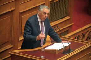 To ΠΑΣΟΚ κάνει δώρο στον Μητσοτάκη έναν Πελεγρίνη