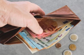 Πορτοφόλι με χαρτονομίσματα και κέρματα του ευρώ