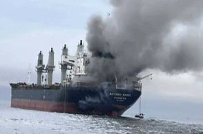 Φωτιά μετά από χτύπημα σε δεξαμενόπλοιο