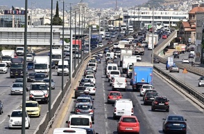 Αυτοκίνητα κολλημένα στην κίνηση