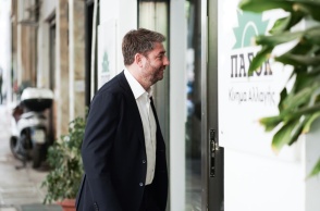 Ο Νίκος Ανδρουλάκης προσέρχεται στα γραφεία του ΠΑΣΟΚ στη Χαριλάου Τρικούπη