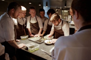 Σκηνή από το ντοκιμαντέρ για το ΝΟΜΑ και τον διάσημο σεφ του 