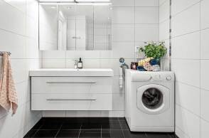 Μπάνιο με λευκά πλακάκια και λευκό πλυντήριο ρούχων