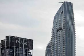 Τρύπα σε ουρανοξύστη στο Ντουμπάι μετά την επίθεση με drone του Ιράν