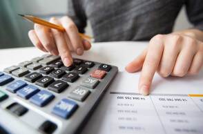 Λογιστής υπολογίζει τον φόρο εισοδήματος
