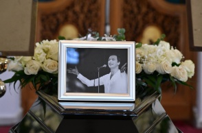 Φωτογραφία του Γιώργου Μαρίνου πάνω στο φέρετρό του