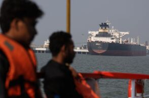 Το Ιράν επιτρέπει τη διέλευση ινδικών πλοίων από τα Στενά του Ορμούζ, χαλαρώνοντας τον αποκλεισμό που απειλεί τον παγκόσμιο ενεργειακό εφοδιασμό.