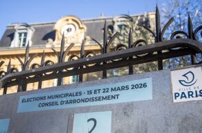 Η Γαλλία ψηφίζει στον πρώτο γύρο των δημοτικών εκλογών - Κρίσιμες μάχες σε Παρίσι και Μασσαλία, με τη συμμετοχή στο 20% το μεσημέρι.