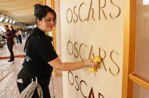 Γυναίκα καθαρίζει τον χώρο υποδοχής για τα βραβεία Όσκαρ 2026